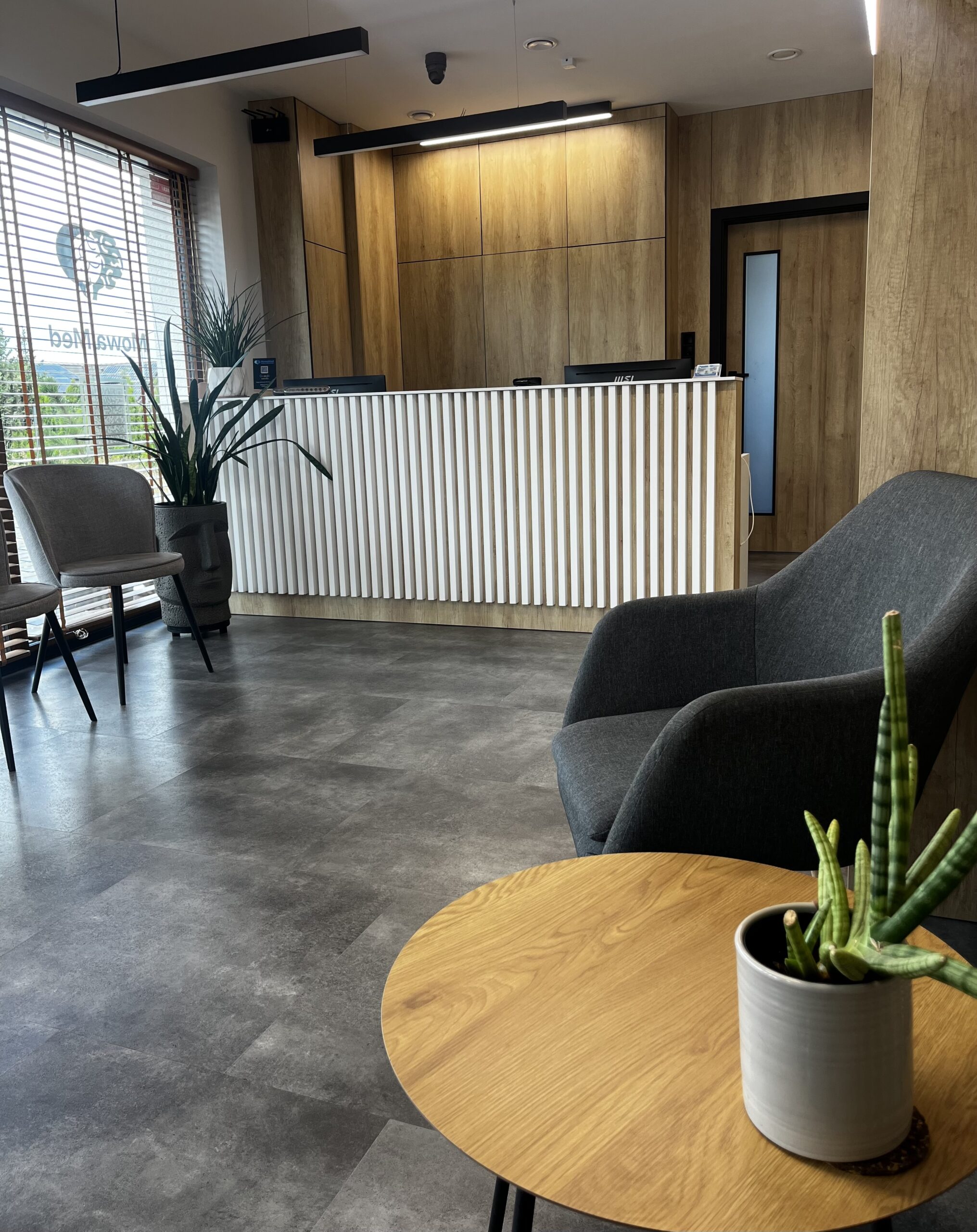 Recepcja i poczekalnia Centrum Terapeutycznego MowaMed w Kowalach